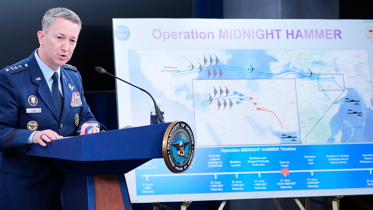 El general Dan Caine, jefe del Estado Mayor Conjunto, habla durante una conferencia de prensa en el Pentágono, Washington, el 22 de junio, después de que el ejército estadounidense atacara tres instalaciones nucleares en Irán. (Alex Brandon/AP).