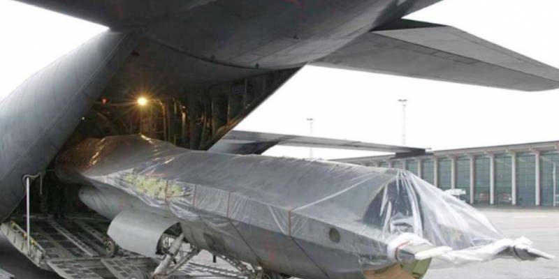 Proceso de carga de un fuselaje en proximos dias partira hacia el pais una maquina similar.