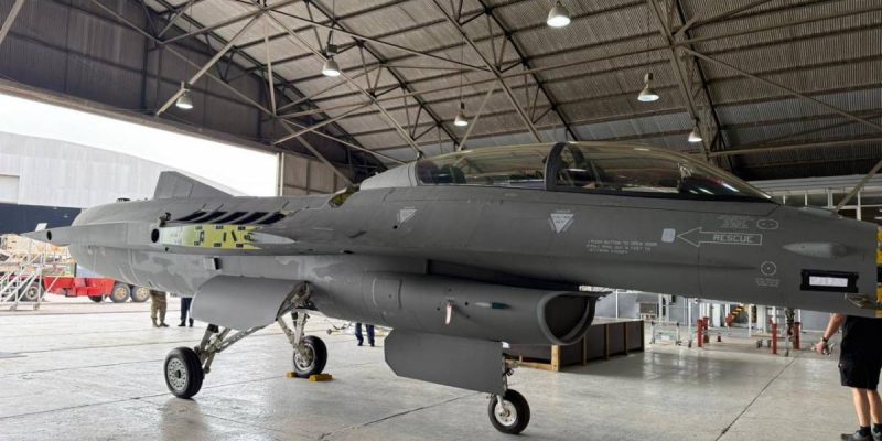Fuselaje del primer F-16 de la Fuerza Aérea Argentina. (FAA)
