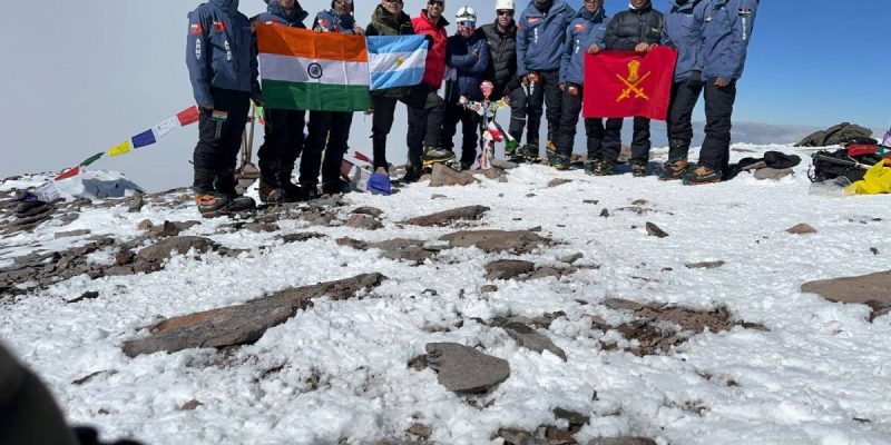 Patrulla de tropas de montaña alcanzando la cima del Aconcagua. (Ejército Argentino)