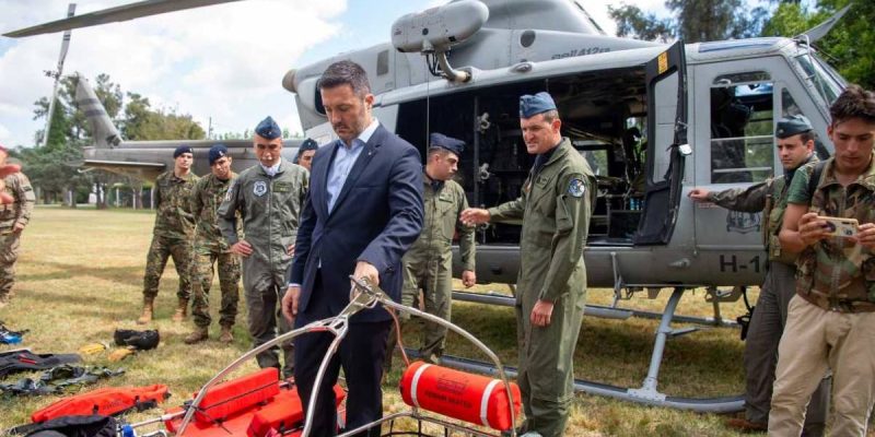 Exhibición de material de rescate de un helicóptero Bell 412 de la Fuerza Aérea Argentina. (Foto Ejército Argentino)