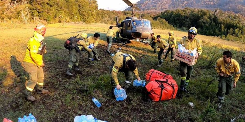 Un helicóptero del Ejército Argentino entregando provisiones a bomberos. (Ejército Argentino)