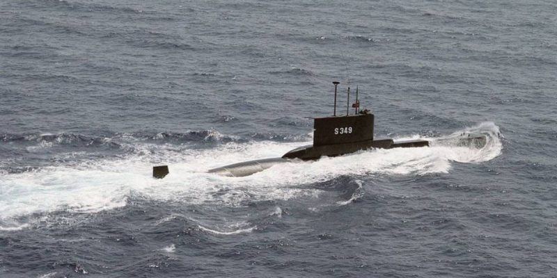 Un submarino de la Clase 209 navegando.