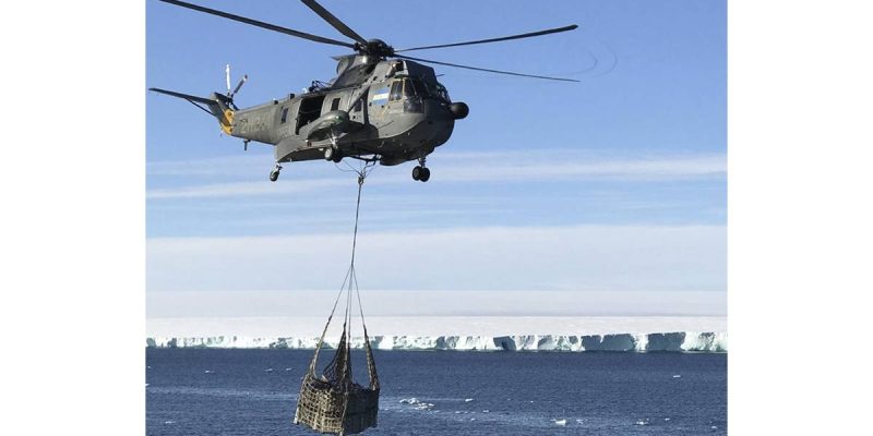 Un helicóptero Sea King de la Armada Argentina levantando una carga externa durante las tareas de abastecimiento. (Armada Argentina