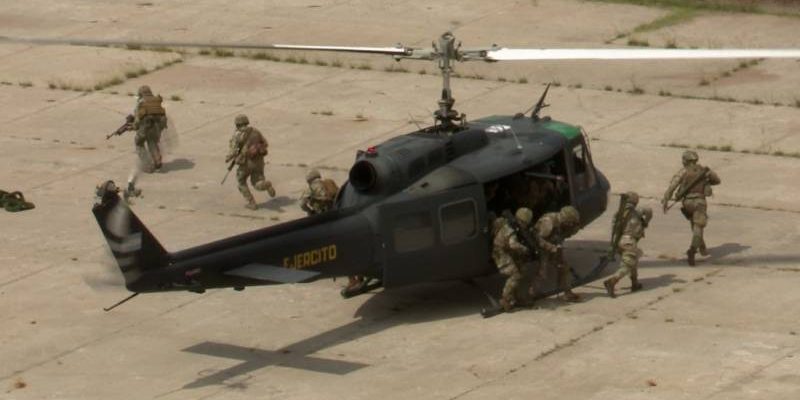 Un helicóptero Bell 412 de la Fuerza Aérea Argentina transportando fuerzas especiales. (MINDEF/EA)