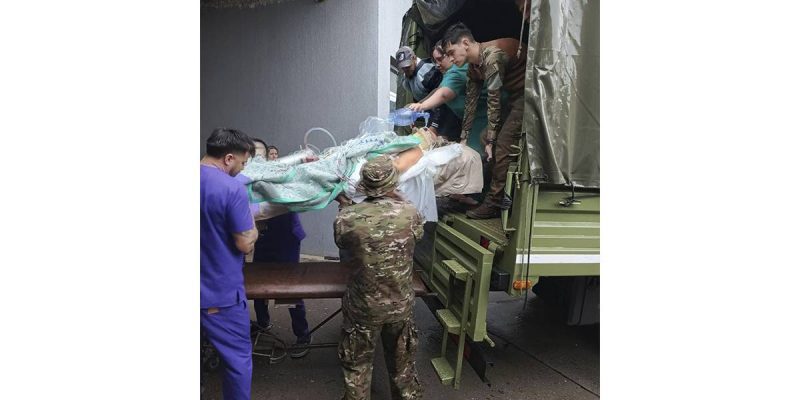 Una persona enferma es evacuada en un camión militar del Ejército Argentino. (Mindef)