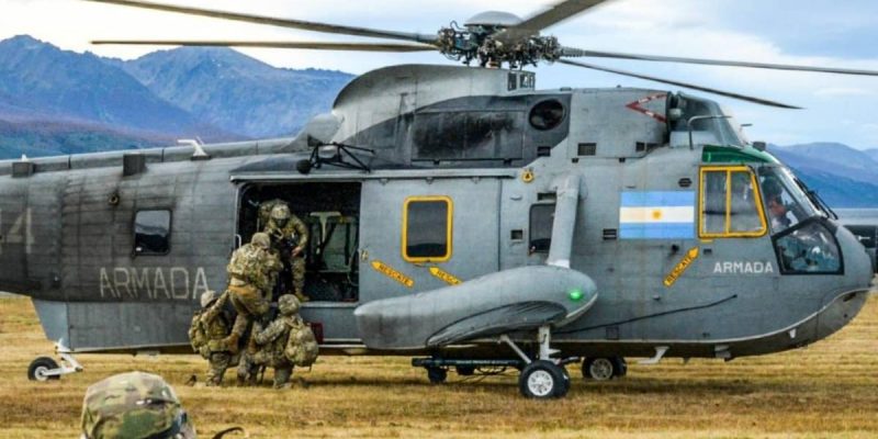 Tropas de Infantería de Marina desembarcando de un helicóptero de la Armada. (foto: Armada Argentina)