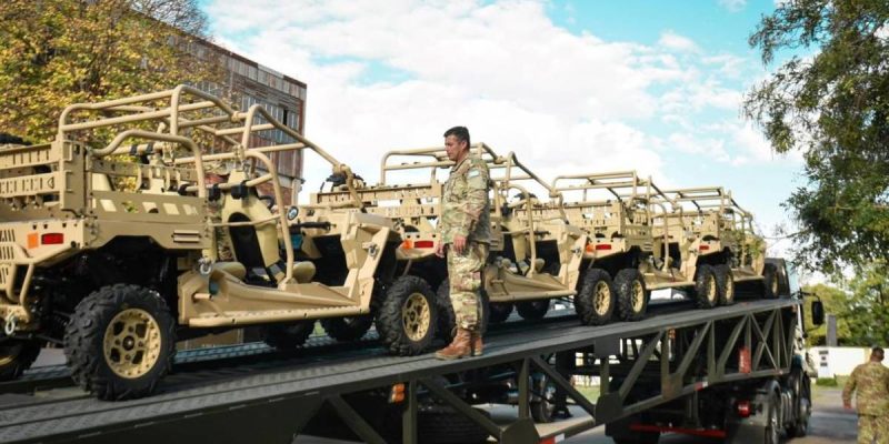 Llegada de los nuevos Polaris a bordo de un camión. (foto: Ejército Argentino)
